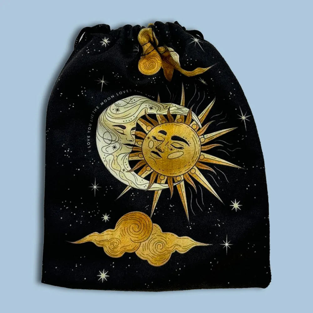 🌞🌙 .Πουγκί Ταρώ – Ήλιος & Ημισέληνος  Όταν το φως συναντά τη σκιά, η μαγεία ξυπνά.  Ένα πουγκί εμπνευσμένο από τη διαχρονική ένωση των αντιθέτων